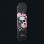 Skate Bonito Floral Caveira Botânica Nome Monograma<br><div class="desc">Este skate legal com ilustração cor-de-rosa do crânio floral,  nome personalizado e monograma constituiria um presente maravilhoso para alguém,  que está no skate! Adicione facilmente o nome e inicial desejados clicando na opção "personalizar este modelo".</div>