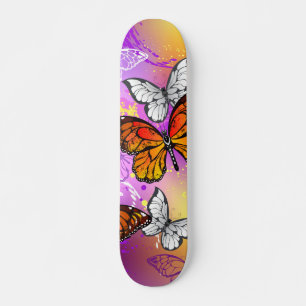 Skate Borboletas Monarca em Fundo Roxo