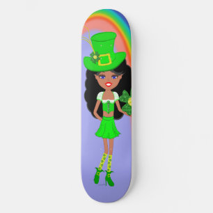 Skate Brunette Girl Leprechaun do dia de Pat da rua com 