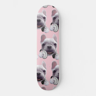 Skate Bulldog francês com fone de ouvido