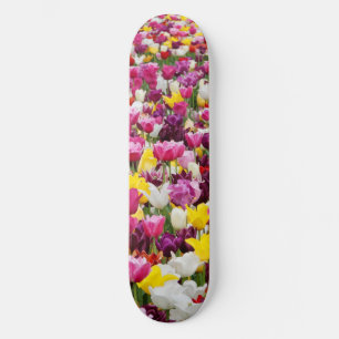 Skate campo cheio de tulipas