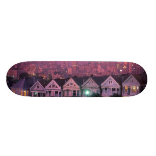 Skate Casas de fila ao pôr do sol em São Francisco,