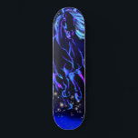 Skate Cavalo Azul Correndo No Quadro Noturno Estrelado<br><div class="desc">Painéis com Cavalo Azul Neon Executando à Lua Cavalos Mágicos da Noite Estrelada Desenhando - ou Escolher / Adicionar Seu Texto / Cor Exclusivo - Faça seu presente especial no skate - Redimensione e mova ou remova e adicione elementos / imagem com a ferramenta Personalização! - Desenho e Design por...</div>
