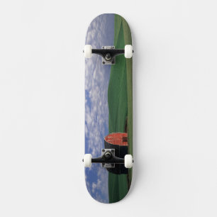 Skate Celeiro vermelho em campo de trigo e cevada em Whi