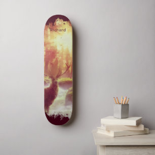 Skate Cervo na Floresta Nebulosa ao Nascer do Sol Dourad