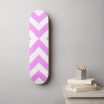 Skate Cevrons Rosa e Branco<br><div class="desc">Os chevrons (formas V) cor-de-rosa e brancos alternantes convergem neste padrão geométrico feminino criado do zero. Imagem criada digitalmente. Copyright © Claire E. Skinner. Todos os direitos reservados.</div>