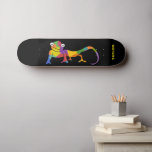Skate Chamada de desenho colorida do arco-íris Personali<br><div class="desc">Este skate está pronto para ser personalizado com um nome ou outro texto personalizado. Ele apresenta uma ilustração de desenho animado de cor brilhante de um conjunto de camaleão contra um fundo preto com o seu texto em letras verdes limões em negrito.</div>