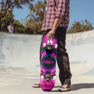 Skate Ciberpunk Neon Obedeça Streetwear Cidade de Ficção