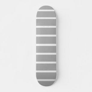 Skate Cinza de Cinzas e Design de Stripes Brancas