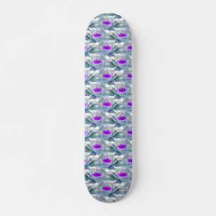 Skate Cinza e padrão de flores roxas