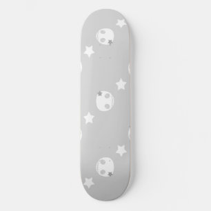 Skate Cinzas e crânios brancos e estrelas