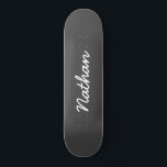 Skate Cinzas personalizáveis<br><div class="desc">Tabuleiro Personalizável de cinzas. Um skate elegante,  negro e modesto. Personalize com um nome próprio. Faça um presente divertido para você mesmo ou um presente de aniversário para alguém que você ama.</div>