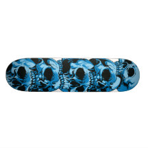 Skate com design azul dos crânios