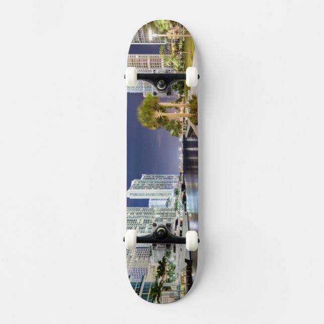 Skate Construções ao longo do rio Riverwalk de Miami (Frente)