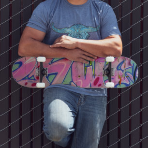 skate cor-de-rosa com grafite.