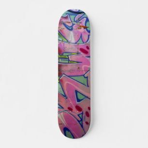 skate cor-de-rosa com grafite.
