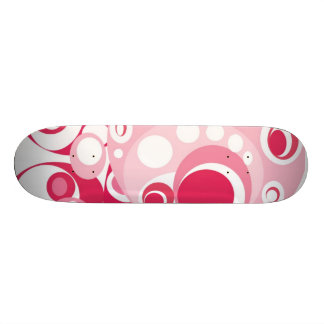 Skate das meninas no rosa e no vermelho