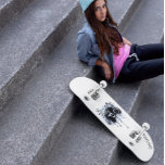 skate de grafite grunge com nome para adolescentes<br><div class="desc">Grunge, mas elegante, este skate é ideal para adolescentes que gostam de andar de skate ao ar livre e serem ricos também. Excelente como presente de aniversário ou qualquer outra ocasião. Você pode personalizá-lo com um nome ou qualquer outra coisa como "Sacudir" ou "Paz". Entre em contato comigo se precisar...</div>