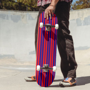Skate Desenho de Listras Vermelhas e Azuis