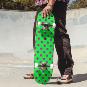 Skate Desenho de padrão de bolinhas roxas em verde