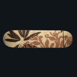 Skate Design de Estêncil Floral com Folhas de Tawny<br><div class="desc">Este design de estêncil de folhas florais com uma coloração fina tem um fundo de aparência rústica,  dando-lhe uma sensação de safra. Um original de Jennifer Goldberger,  esta impressão faria um presente incrível para alguém que gostasse do sentimento rústico de peças como esta!</div>