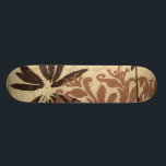 Skate Design de Estêncil Floral com Folhas de Tawny<br><div class="desc">Este design de estêncil de folhas florais com uma coloração fina tem um fundo de aparência rústica,  dando-lhe uma sensação de safra. Um original de Jennifer Goldberger,  esta impressão faria um presente incrível para alguém que gostasse do sentimento rústico de peças como esta!</div>