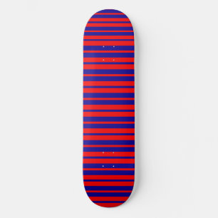 Skate Design de faixas vermelhas e azuis