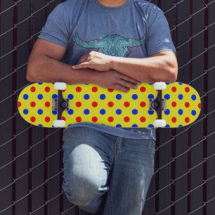 Skate Design de Pontos Amarelos Vermelhos e Azuis 