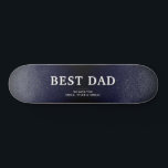 Skate Dia dos Pais do Melhor Pai de Couro Negro Azul<br><div class="desc">Impressão de Couro Negro Azul Melhor Pai de Pais Dia dos Pais. O fundo é azul escuro, o fundo impresso em couro preto. O texto é a tipografia da moda. Um presente perfeito para um pai ou novo papai no Dia do Pai. Este moderno skate personalizado é um presente perfeito...</div>