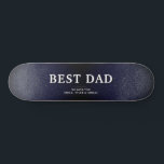 Skate Dia dos Pais do Melhor Pai de Couro Negro Azul<br><div class="desc">Impressão de Couro Negro Azul Melhor Pai de Pais Dia dos Pais. O fundo é azul escuro, o fundo impresso em couro preto. O texto é a tipografia da moda. Um presente perfeito para um pai ou novo papai no Dia do Pai. Este moderno skate personalizado é um presente perfeito...</div>