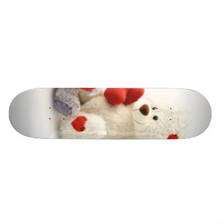 Skate Dois ursos de ursinho macios no fundo branco