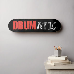 Skate Dotação Engraçada Drumática com Texto Vermelho e B