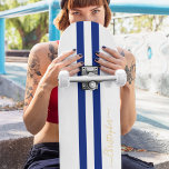 Skate Dourado Monograma, Bandas de Corrida Branca Clássi<br><div class="desc">Crie suas próprias faixas de corridas, personalizadas, clássicas, azuis e brancas, legal, na moda, elegante e elegante tipografia de ouro, melhor qualidade do mapa de duro-rocha em forma de skate deck. Para personalizar, basta digitar seu nome / monograma / iniciais. Ao adicionar / design, você poderá ver uma prévia da...</div>