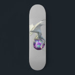 Skate Dragão de Gelo Branco com Esfera Mágica<br><div class="desc">Este design pode ser personalizado escolhendo a opção personalizar para adicionar texto ou fazer outras alterações. Se este produto tiver a opção de transferir o design para outro item, certifique-se de ajustar o design para o ajustado, se necessário. Entre em contato comigo em colorflowcreations@gmail.com se desejar usar este design em...</div>