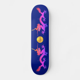 Skate Dragões em tons rosa, vermelho e azul no azul