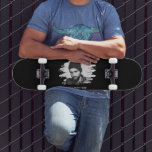 Skate Efeito Fotográfico Personalizado Moderno<br><div class="desc">Este skate de fotos de efeito gravado simplista que apresenta um efeito fotográfico gravado com a opção de adicionar texto, fará um presente de tendência para qualquer ocasião, aniversário, dia de os pais, natal ou dia de os namorados. O estilo, o tamanho e a cor da fonte podem ser alterados...</div>