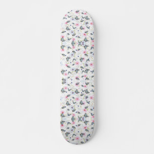 Skate elegante borboleta rosa e azul e flores