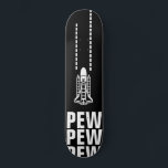 Skate Enquanto isso no espaço<br><div class="desc">Enquanto isso,  no espaço os astronautas lutam contra invasores de outros mundos. "PEW PEW PEW" - Convés de skate Space Battl</div>