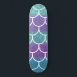 Skate Escalas de Scallop de Sereia com Glitter Roxo<br><div class="desc">Este design bonito e moderno é perfeito para a menina. Apresenta um padrão de escalas de mesclagem verde cinza, roxo violeta e brilhante brilhante. É chique, bonita, moderna e legal.***NOTA DE DESIGN IMPORTANTE: Para qualquer solicitação de design personalizada, como solicitações de produto correspondentes, alterações de cor, alterações de posicionamento ou...</div>