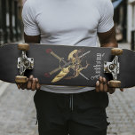 Skate Espadas Cruzadas Com Dragão Personalizado<br><div class="desc">Ruby pommel espalha-se atrás de um dragão ouro sobre fundo preto com o seu nome.</div>