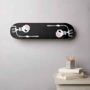 Skate esqueleto de Halloween com uma espada