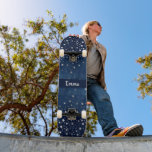 Skate Estrelas de prata caindo personalizadas celestiais<br><div class="desc">O pavimento de skate apresenta o fundo celeste azul-escuro da noite no céu com estrelas de prata em queda. Personalizar com nome ou outra mensagem especial</div>