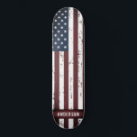 Skate Estrelas Personalizadas e Bandeiras Americanas<br><div class="desc">American Flag Skateboard - Bandeira americana em um design russo angustiado. Personalize este skate de estrelas e listras com nome de monograma. Esta bandeira americana, personalizada, vermelha, branca e azul, é perfeita. Visite nossa coleção patriótica de bandeira americana para combinar presentes e decor de bandeira americana. COPYRIGHT © 2020 Judy...</div>