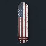 Skate Estrelas Personalizadas e Bandeiras Americanas<br><div class="desc">American Flag Skateboard - Bandeira americana em um design russo angustiado. Personalize este skate de estrelas e listras com nome de monograma. Esta bandeira americana, personalizada, vermelha, branca e azul, é perfeita. Visite nossa coleção patriótica de bandeira americana para combinar presentes e decor de bandeira americana. COPYRIGHT © 2020 Judy...</div>