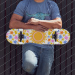 Skate Estrelas Sunburst Psicodélicas<br><div class="desc">Tabuleiro de vibração psíquico com o sol dourado e estrelas coloridas. Um padrão vibrante.</div>