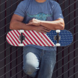 Skate EUA Red Blue White Stars Bandeiras Bandeiras Sinal<br><div class="desc">O americano, Stars and Stripes, Glória Velha, Banner com Espingarda Estelar, bandeira dos EUA, branco azul vermelho, personalizado, belo faux gold script / tipografia, nome / monograma / iniciais, competição de mapeamento de duro-rocha com forma de skate, para mostrar seu orgulho, patriotismo, amor. Faça um presente patriótico excelente para aniversário,...</div>