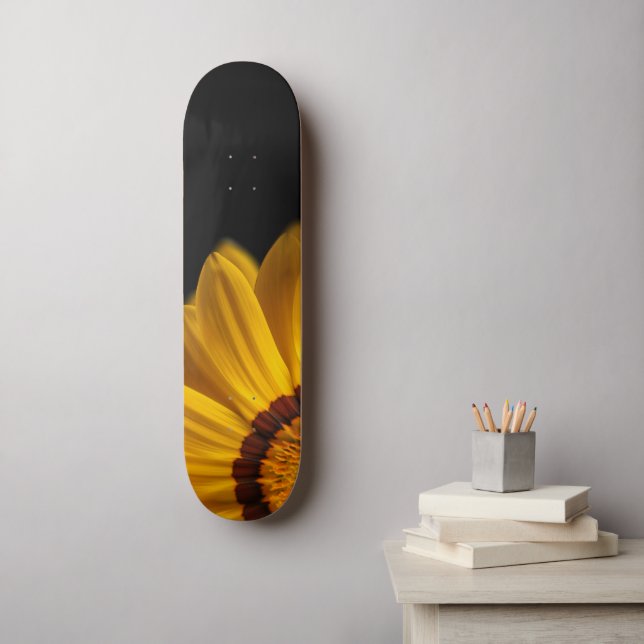 Skate Flor amarela sobre fundo preto (Arte de parede)
