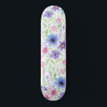 Skate Flor Azul-Cor-de-Água Púrpura, Rosa Elegante<br><div class="desc">Este padrão moderno e elegante é perfeito para as estações de verão e primavera. Ele apresenta flores de aquarela cor rosa, roxa, azul, verde, preta e amarela pintadas à mão e um padrão de folhas sobre um fundo simples branco.***NOTA IMPORTANTE sobre o DESIGN: Para qualquer solicitação de design personalizada, como...</div>