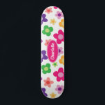 Skate Flor de alimentação, púrpura e rosaPersonalizado<br><div class="desc">Um design de alimentação da ventoinha retrorreflectora com um design de margarida em roxo,  rosa,  verde,  amarelo e branco. Personalizar adicionando um nome,  iniciais ou outro texto.</div>