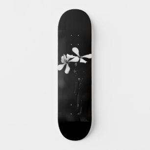 Skate floral preto e branco mínimo